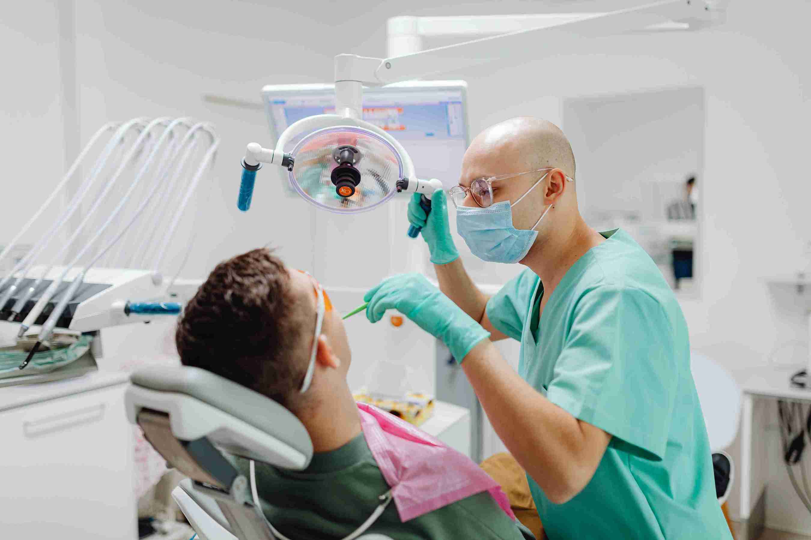 Dentista atendiendo a un paciente en un consultorio odontológico