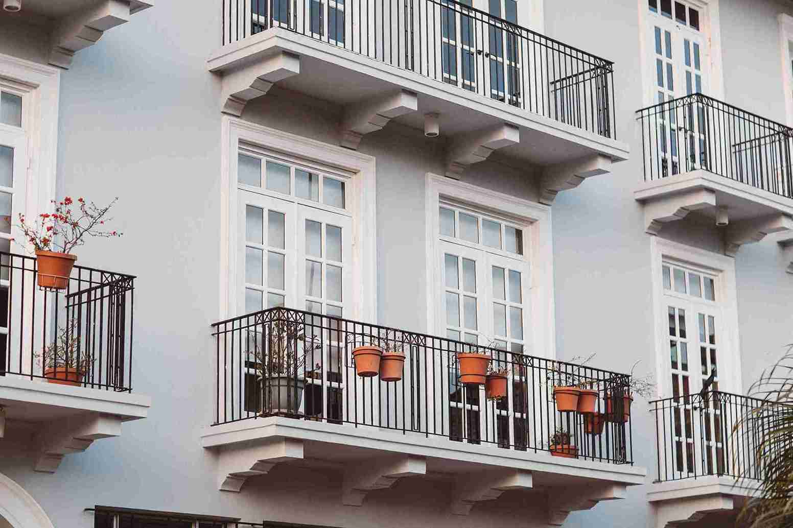 Inmobiliaria mostrando propiedades a clientes